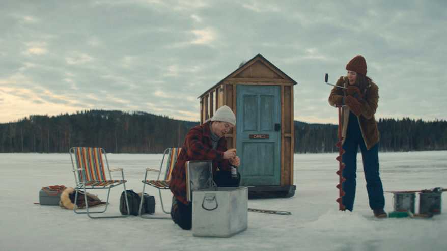 Mies ja nainen pilkkimässä järven jäällä. Still-kuva elokuvasta Sydäntalvi.