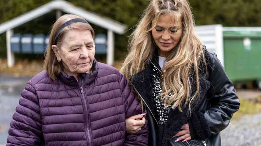 Mirja Koskinen ja Jenna Laiho kävelyllä syksyisessä maisemassa. Koskinen on pukeutunut violettiin toppatakkiin ja Laiho mustaan koristeltuun takkiin.