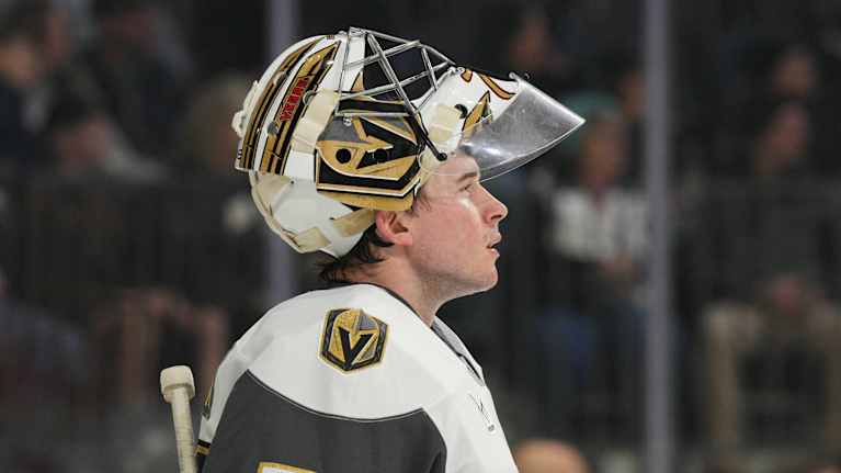 Carter Hart debytoi Vegasin maalivahtina Chicago Blackhawksia vastaan 3.12. 2025. 