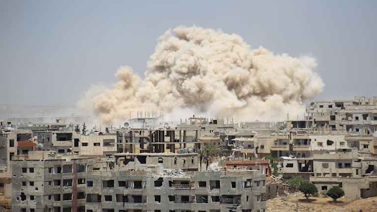 Ilmaiskuissa tuhoutuneita kerrostaloja Syyrian Daraassa.