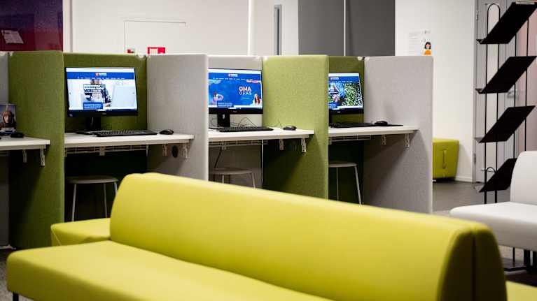 Itsepalvelupisteitä odotushuoneessa.