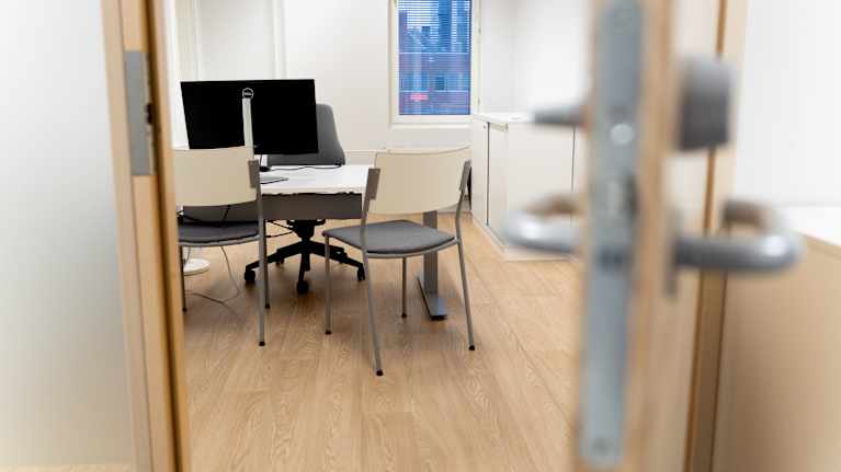 Tyhjä toimistohuone.