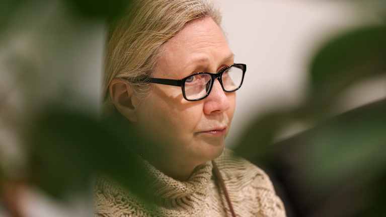 Anneli Auer Turun oikeustalolla.