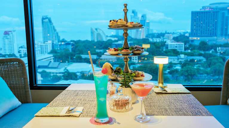 Coctaileja hotellin ravintolan pöydässä.