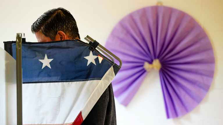 Mies äänestyskopissa Nashvillessa Tennesseessa.