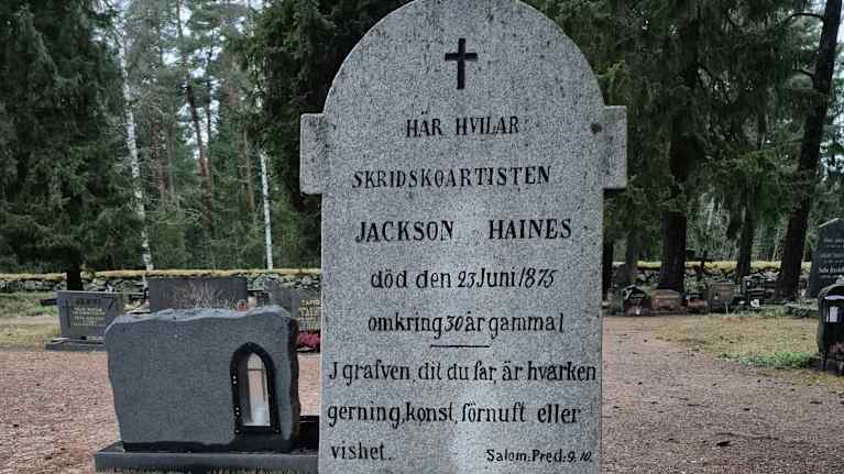 Hautakivi vuonna 1875 kuolleen luistelija Jackson Hainesin haudalla. Teksti kivessä on ruotsiksi.