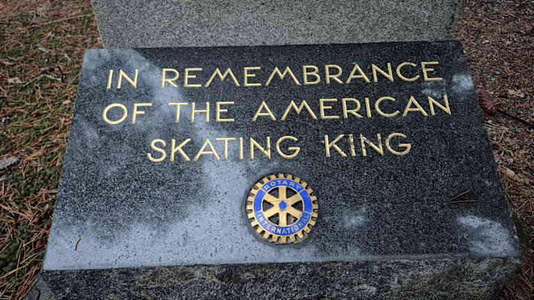 1875 kuolleen luistelija Jackson Hainesin haudalla on kansainvälisen Rotary-järjestön kivi, jolla kunnioitetaan amerikkalaista luistelukuningasta.