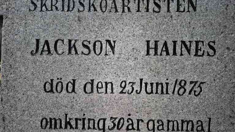 Hautakivi vuonna 1875 kuolleen luistelija Jackson Hainesin haudalla. Teksti kivessä on ruotsiksi.