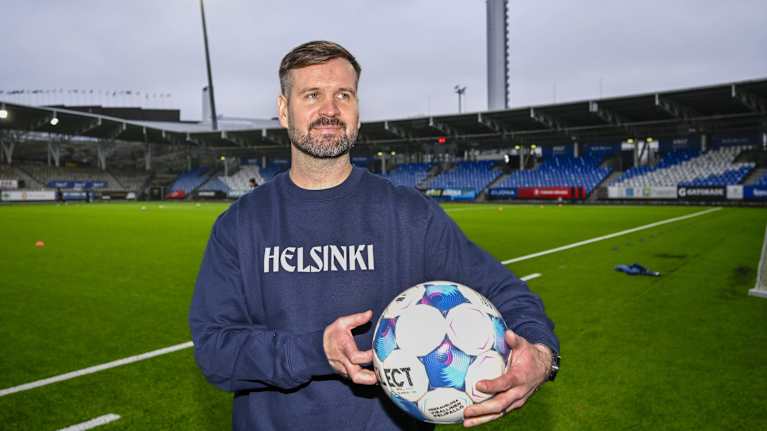 Joonas Rantanen pitelee jalkapalloa Töölön jalkapallostadionilla.