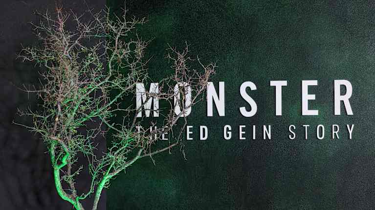 Tummanvihreä kuva, jonka vasemmalla puolella lehdetön puu ja oikealla puolella teksti: MONSTER, The Ed Gein Story.