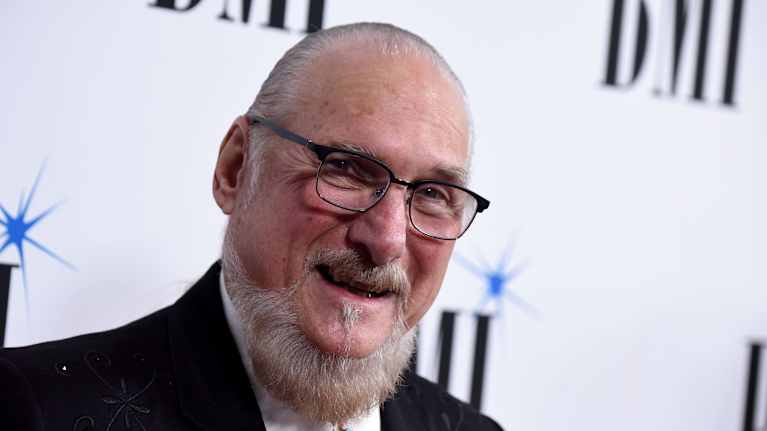 Kitaristi Steve Cropper hymyilee kameralle.