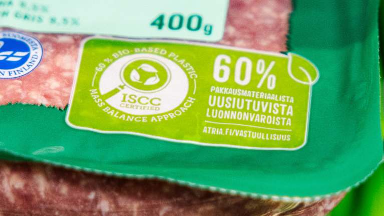 Lihatuotepakkaus, jossa 60 % pakkausmateriaalista on valmistettu uusiutuvista luonnonvaroista, ISCC-sertifioitu ja valmistettu Suomessa.
