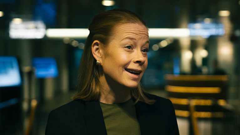 Henkilöllä on tummat vaatteet ja elehtii käsillään keskustelun aikana.