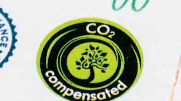CO2 Compensated -merkki, joka viestii tuotteeseen liittyvästä hiilidioksidipäästöjen kompensoinnista.
