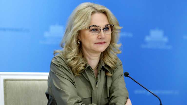 Tatjana Golikova puhuu mikrofoniin tiedotustilaisuudessa.