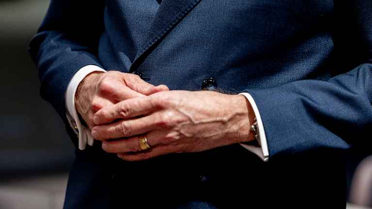 Jyrki Katainen pitää kämmeniään yhdessä, sininen puku yllään.