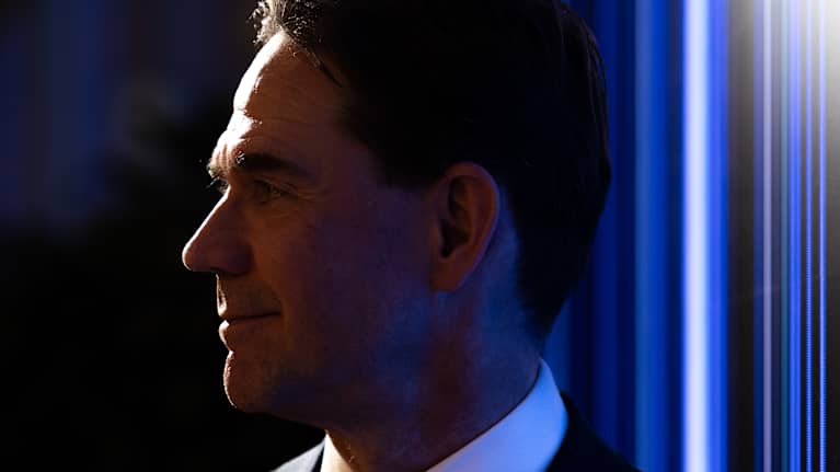 Jyrki Katainen sivuprofiilissä.