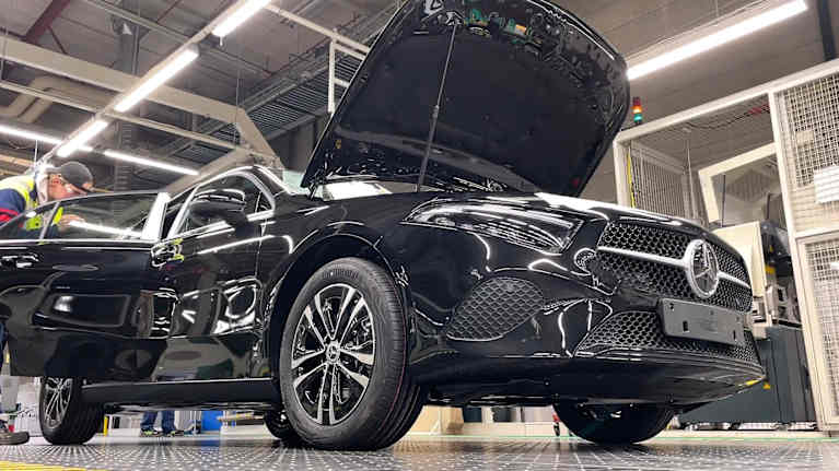 Auto konepelti avoinna, autoa vielä rakennetaan autotehtaalla.