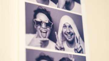 Nainen ja mies sarjassa valokuvia.