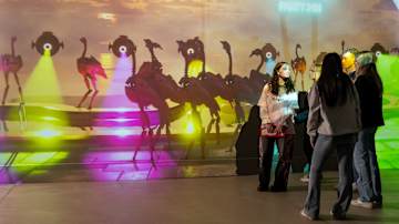 Joukko nuoria taidenäyttelyssä.