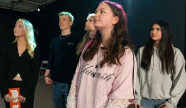 ”Tällä hetkellä ei pelota mikään” – tapasimme optimistisesti tulevaisuuteen suhtautuvia lukiolaisia synkässä näyttelyssä | Kulttuuri