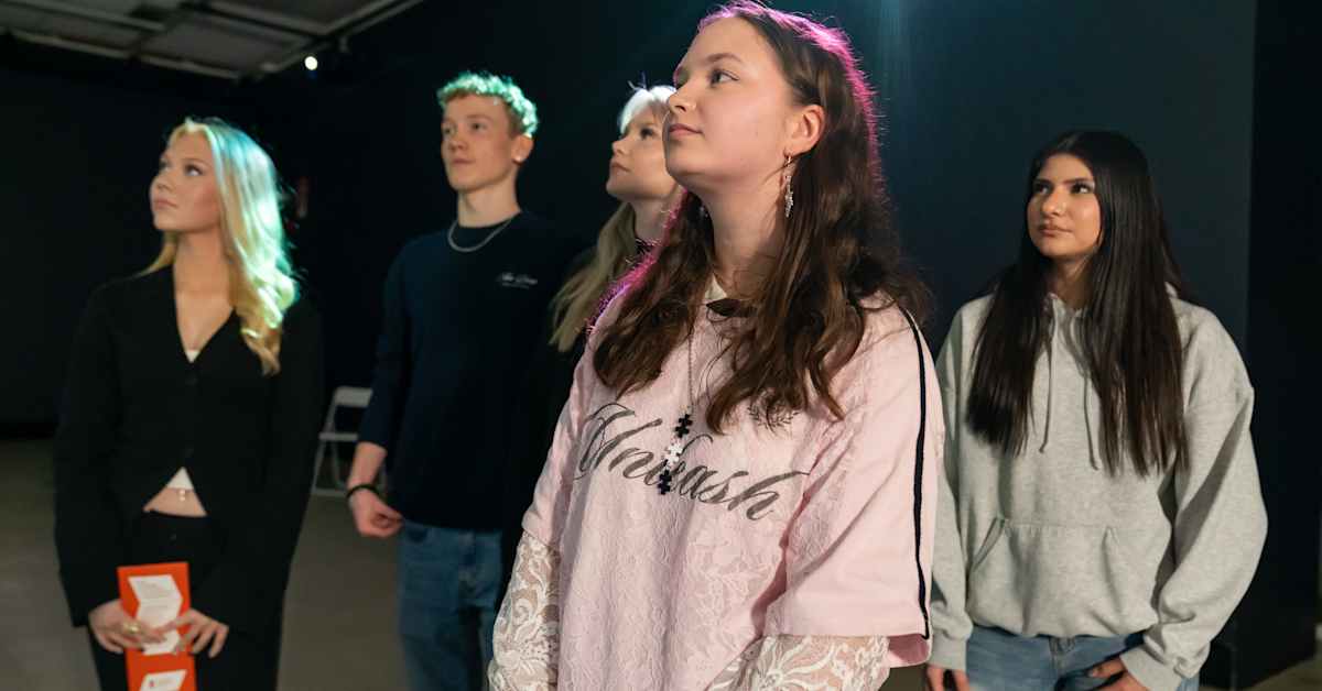 ”Tällä hetkellä ei pelota mikään” – tapasimme optimistisesti tulevaisuuteen suhtautuvia lukiolaisia synkässä näyttelyssä | Kulttuuri
