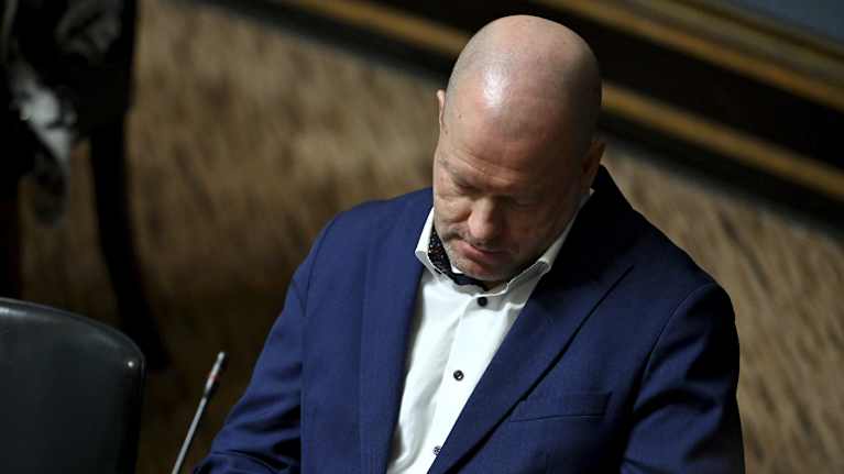 Timo Vornanen (tv.) eduskunnan täysistunnossa Helsingissä 2. joulukuuta 2025.