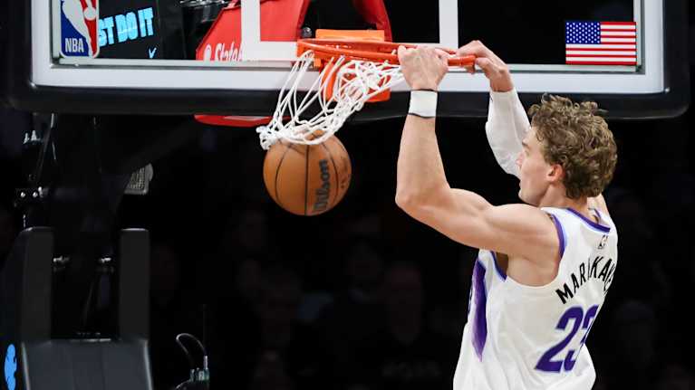 Lauri Markkanen donkkaa pallon koriin NBA-ottelussa.