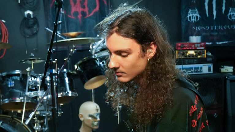 Death metal -yhtye Azatoth treenaamassa treenikämpillään Espoon Juvanmalmillaa. 