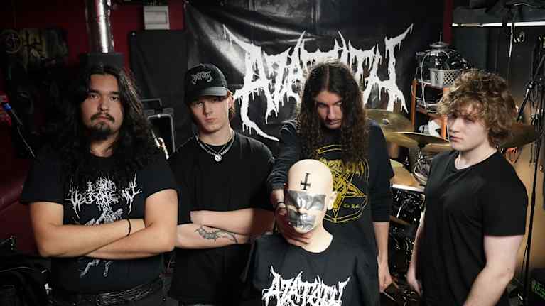 Death metal -yhtye Azatoth treenaamassa treenikämpillään Espoon Juvanmalmilla . 