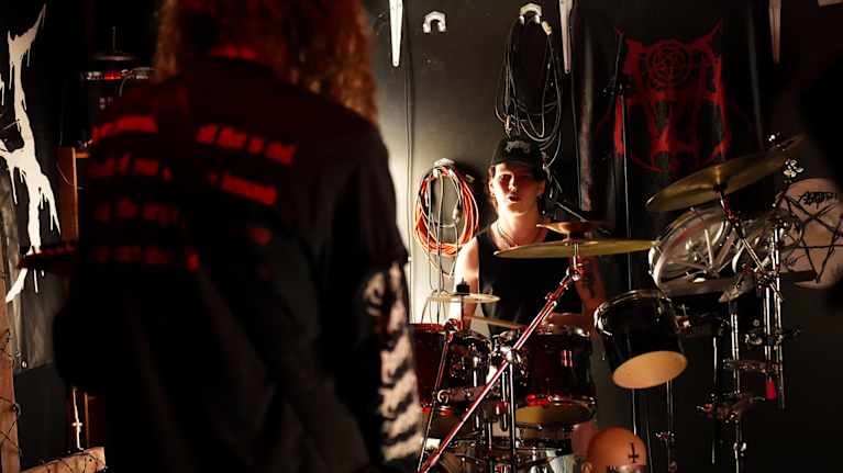 Death metal -yhtye Azatoth treenaamassa treenikämpillään Espoon Juvanmalmilla . 