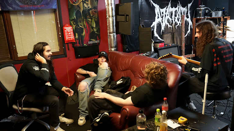 Death metal -yhtye Azatoth treenaamassa treenikämpillään Espoon Juvanmalmilla . 