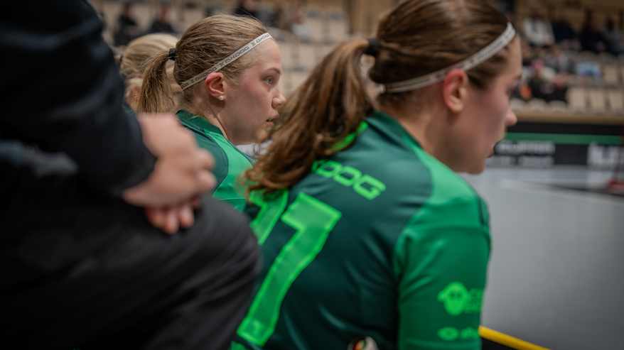 Veera Kauppi istuu vaihdossa. Edessä Oona Kauppi.