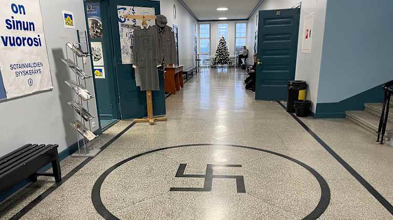 Kuvassa on lattiaan maalattu hakaristikoriste.