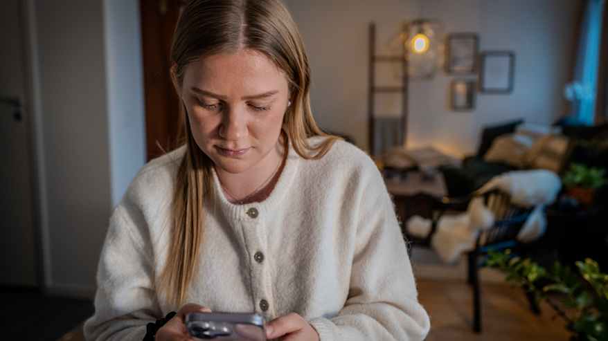 Veera Kauppi puhelimella.