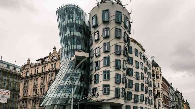 Frank Gehryn ja  Vlado Milunićin suunnittelema Tanssiva talo Prahassa.