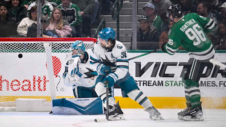 Mikko Rantanen lyö kiekon maaliin San Jose Sharksin maalivahdin taakse.