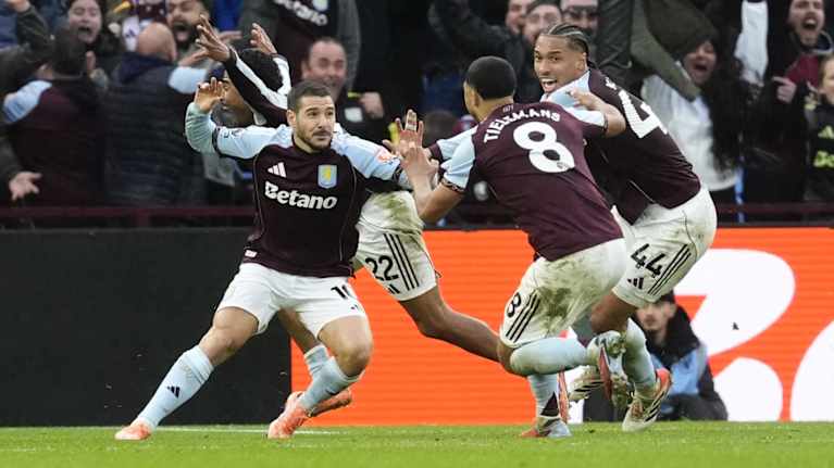 Aston Villan pelaajat tuulettamassa maalia.