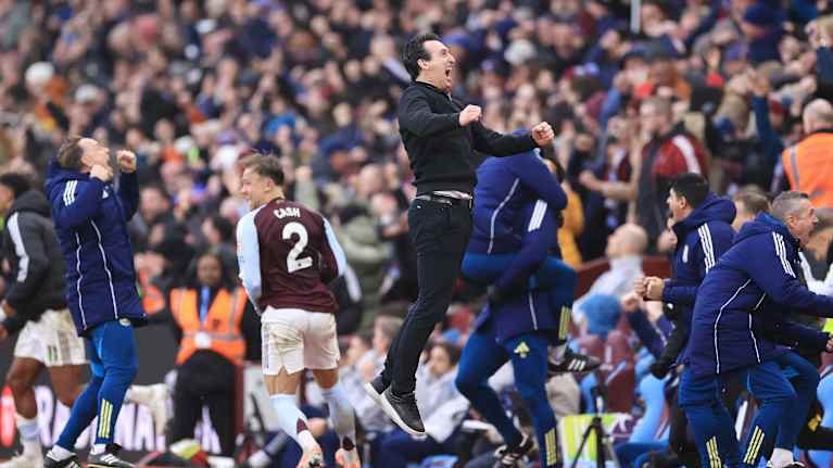 Aston Villan päävalmentaja Unai Emery pomppii maalin jälkeen.