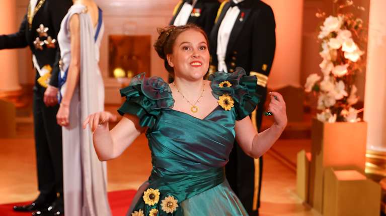 Katariina Räikkönen punaisella matolla.