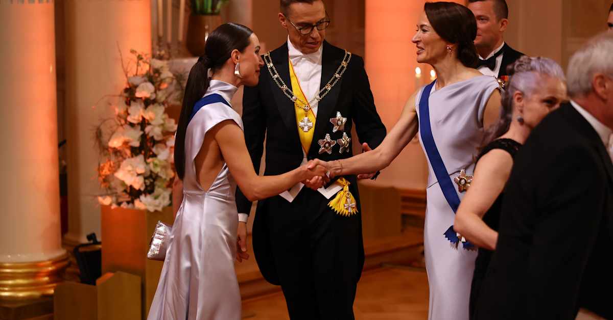 Sanna Marinin iltapuku lähikuvissa: asusamikset Suzanne Innes-Stubbin kanssa – katso kaikki upeat Linnan puvut - Yle