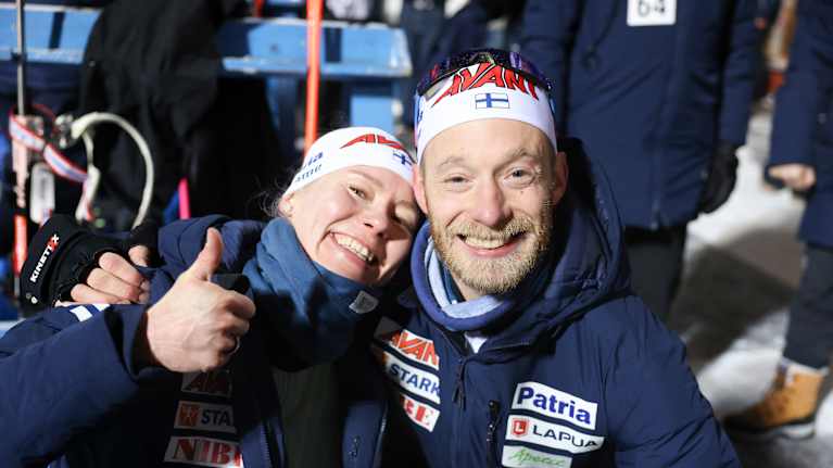 Suvi Minkkinen ja Erik Torneus-Kulstad juhlivat Minkkisen voittoa Östersundissa 5.12.2025.