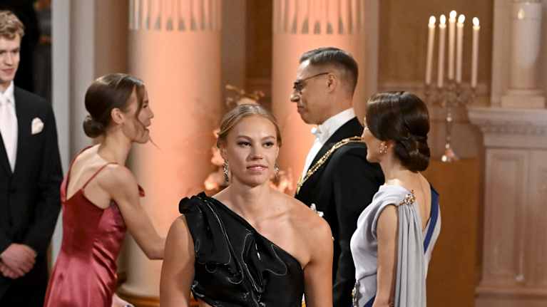 Saga Vanninen Linnan juhlien punaisessa matossa.