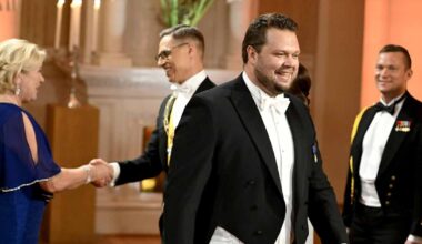 Linnan juhlissa nähtiin yllättävä ruotsalais­vieras – Susijengin Elias Valtonen kätteli poikkeukselli­sella tavalla | Urheilua lyhyesti