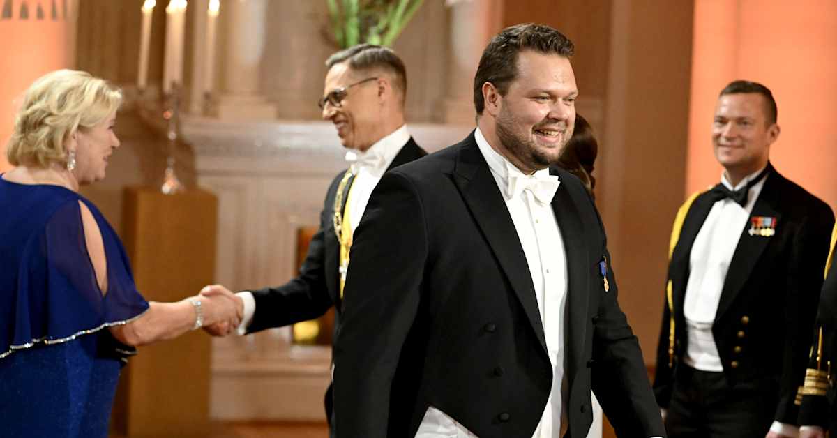 Linnan juhlissa nähtiin yllättävä ruotsalais­vieras – Susijengin Elias Valtonen kätteli poikkeukselli­sella tavalla | Urheilua lyhyesti