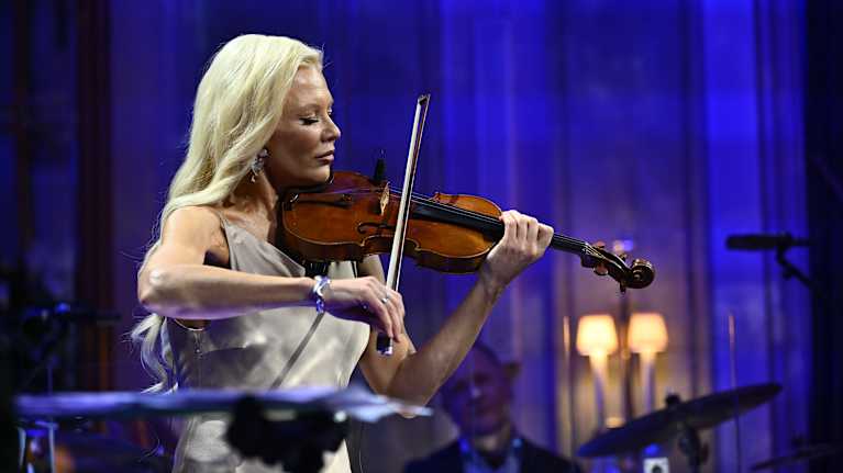 Linda Lampenius esiintyi Linnan juhlien jatkoilla.