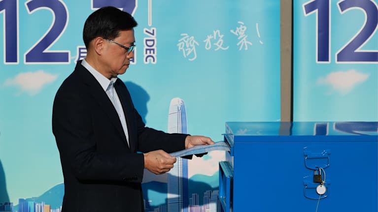 Hongkongin aluejohtaja John Lee äänesti sunnuntaiaamuna lakia säätävän neuvoston vaalissa.