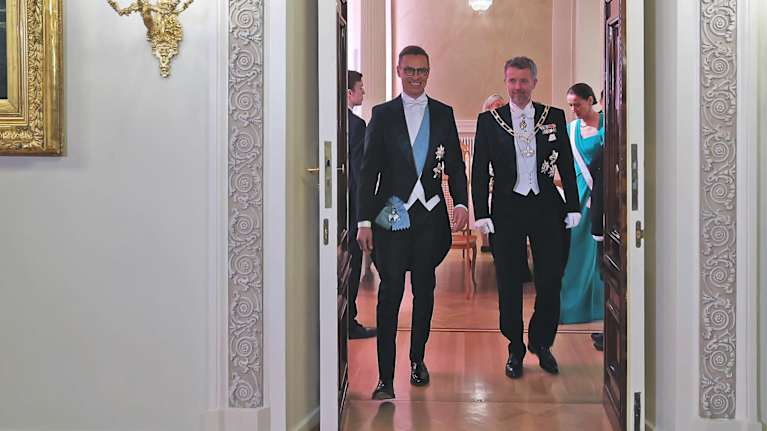 Presidentti Alexander Stubb ja kuningas Frederik linnan juhlasalin oviaukossa.