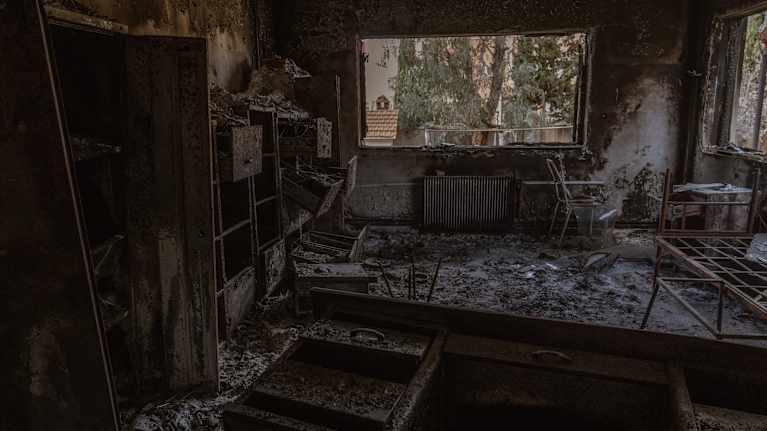 Huone, jossa tuhoutuneita ja palaneen näköisiä arkistointikaappeja.