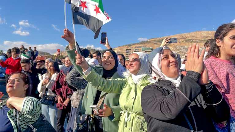 Ihmiset juhlivat vallanvaihtoa Syyriassa.